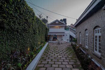 savithri bungalow by xploreindo