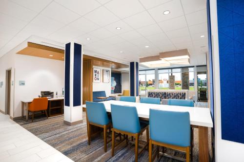 holiday inn express and suites cedar rapids marion