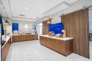 holiday inn express and suites cedar rapids marion