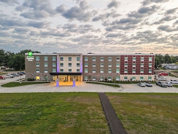 holiday inn express and suites cedar rapids marion