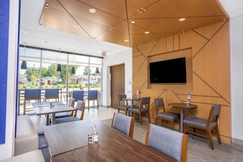 holiday inn express and suites cedar rapids marion