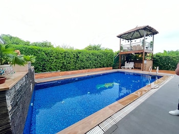 gobravo 37 2bhk farm with pool and garden sec150 noida