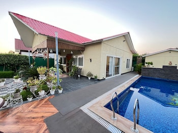 gobravo 37 2bhk with pool and garden noida