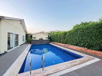 gobravo 37 2bhk with pool and garden noida