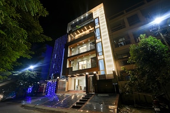 suite grand plaza noida