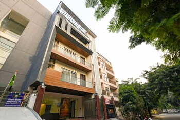 suite grand plaza noida