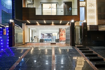 suite grand plaza noida