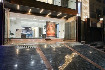 suite grand plaza noida