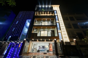 suite grand plaza noida