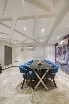 suite grand plaza noida