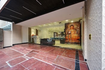 suite grand plaza noida