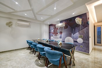 suite grand plaza noida