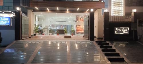suite grand plaza noida