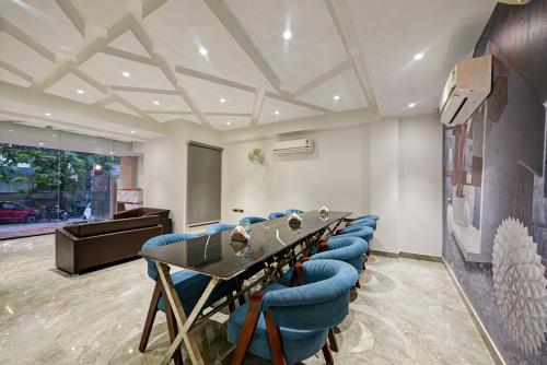 suite grand plaza noida