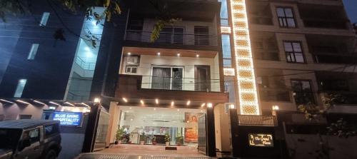 suite grand plaza noida