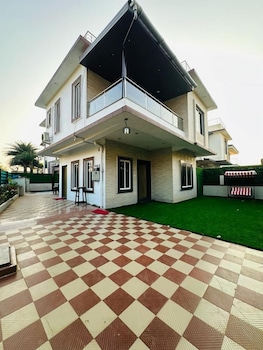 wastrova by joy suites