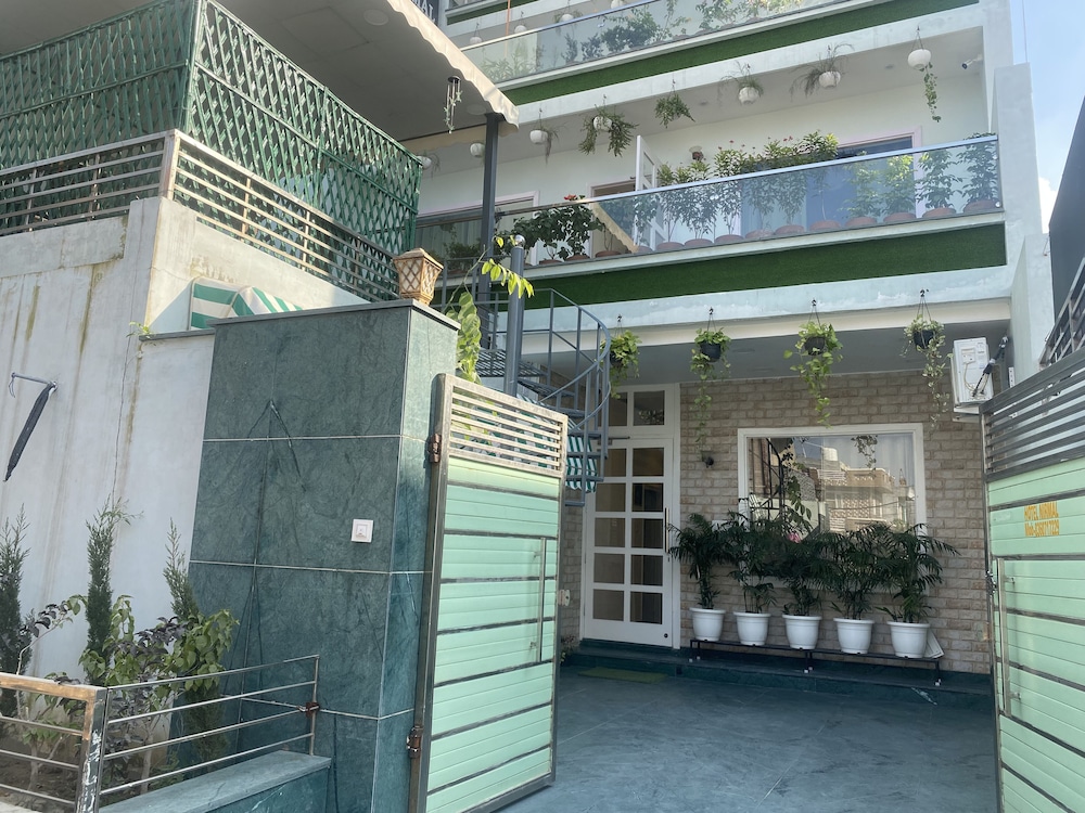 hotel nirmal budget friendly rooms near fortis hospital and marriage palaces