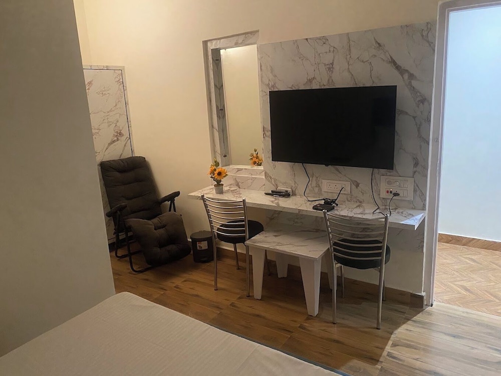 hotel nirmal budget friendly rooms near fortis hospital and marriage palaces