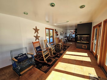 Bear Mountain Lodge,920 Goulding Lk Rd,4 star