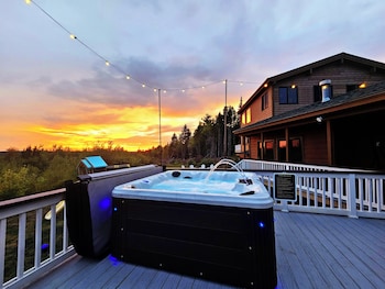 Bear Mountain Lodge,920 Goulding Lk Rd,4 star