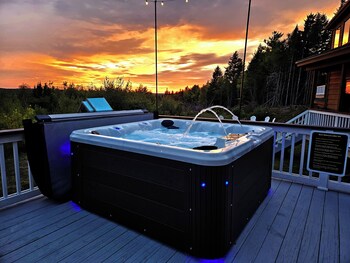 Bear Mountain Lodge,920 Goulding Lk Rd,4 star