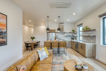 The Aerie Suites By Avantstay – Modern Comfort With Mountain Views,1115 Nw Ochoa Dr,3 star