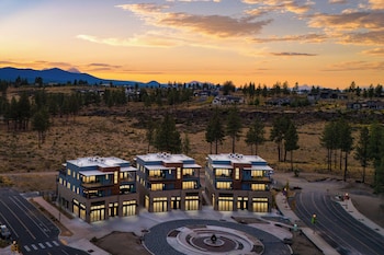 The Aerie Suites By Avantstay – Modern Comfort With Mountain Views,1115 Nw Ochoa Dr,3 star