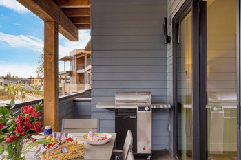 The Aerie Suites By Avantstay – Modern Comfort With Mountain Views,1115 Nw Ochoa Dr,3 star
