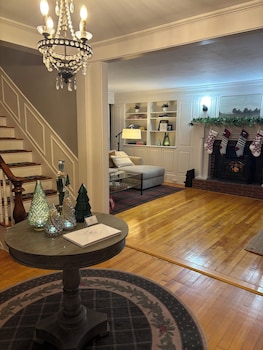 The Inn Crowd Bed And Breakfast,,2 star