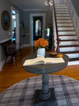 The Inn Crowd Bed And Breakfast,,2 star