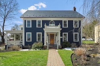 The Inn Crowd Bed And Breakfast,,2 star