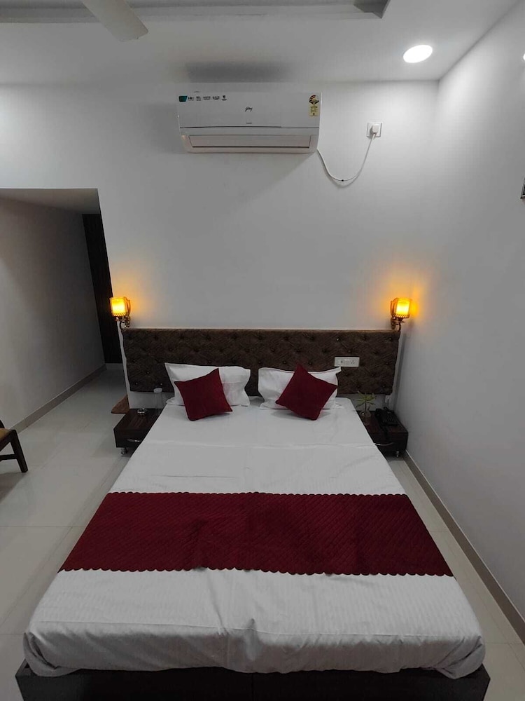 hotel rishi excellency