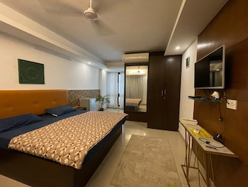 locals stay hauz khas
