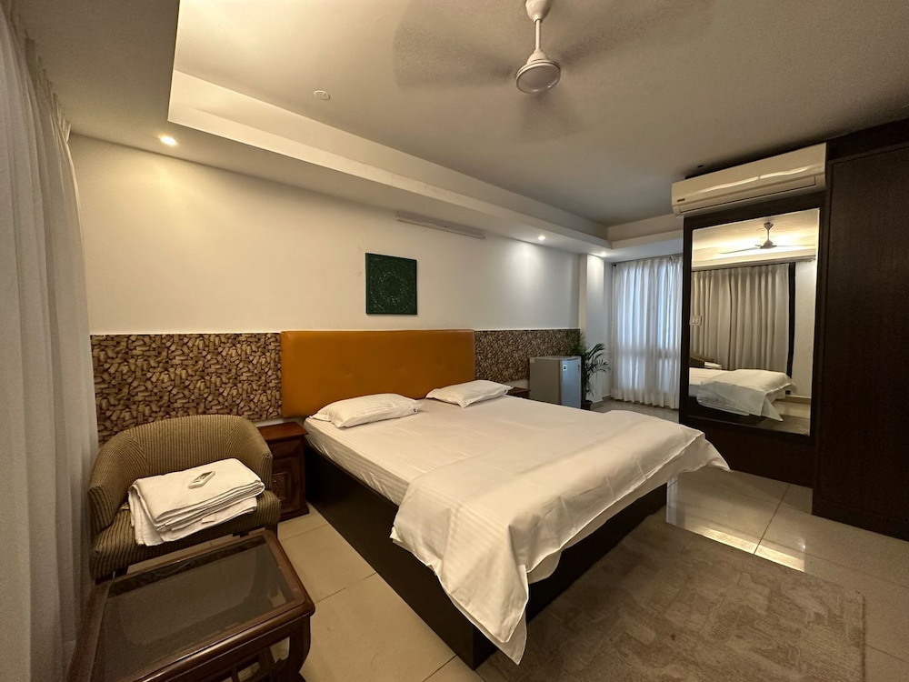 locals stay hauz khas
