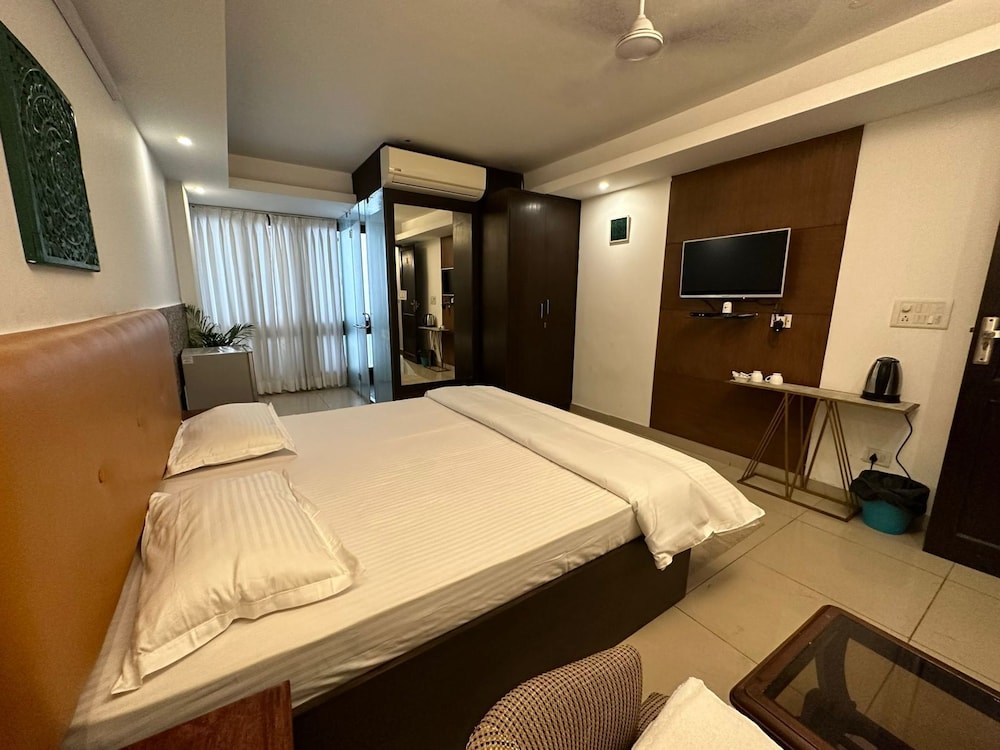 locals stay hauz khas