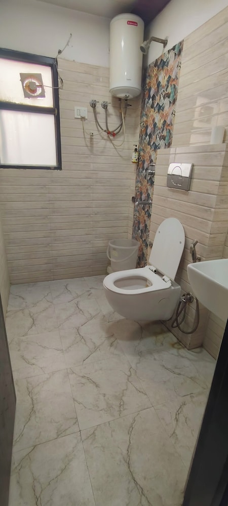 hotel gloab residency near delhi airport