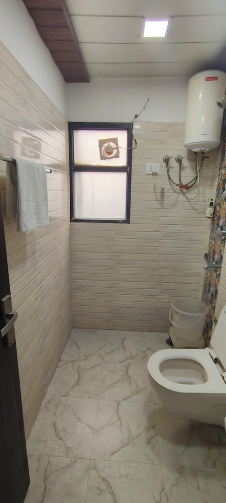 hotel gloab residency near delhi airport