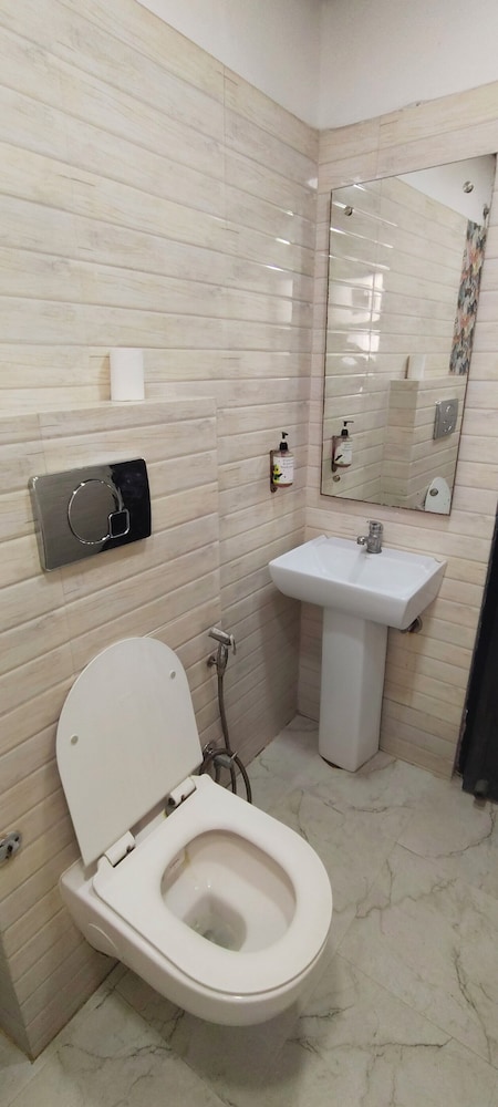 hotel gloab residency near delhi airport
