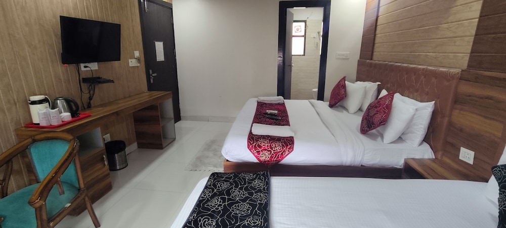hotel gloab residency near delhi airport
