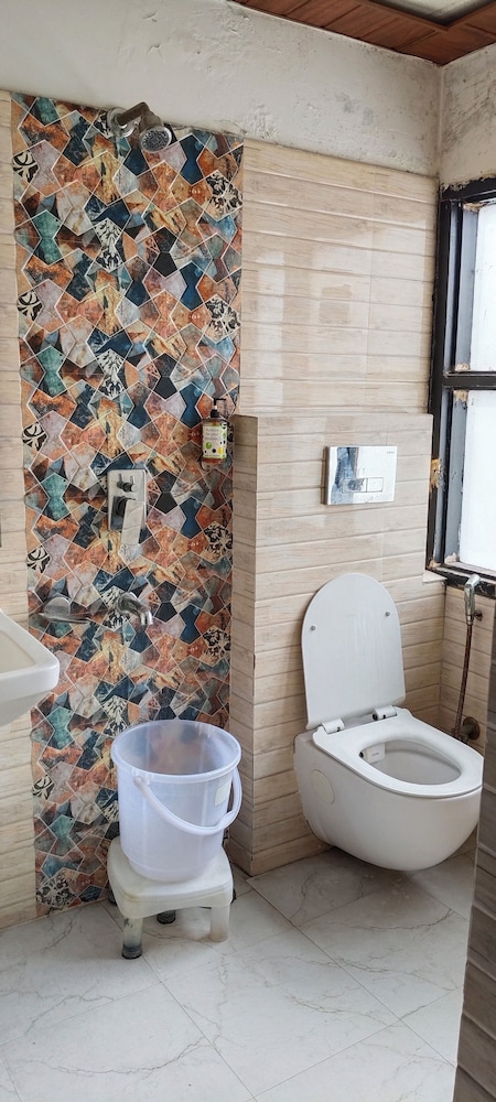 hotel gloab residency near delhi airport
