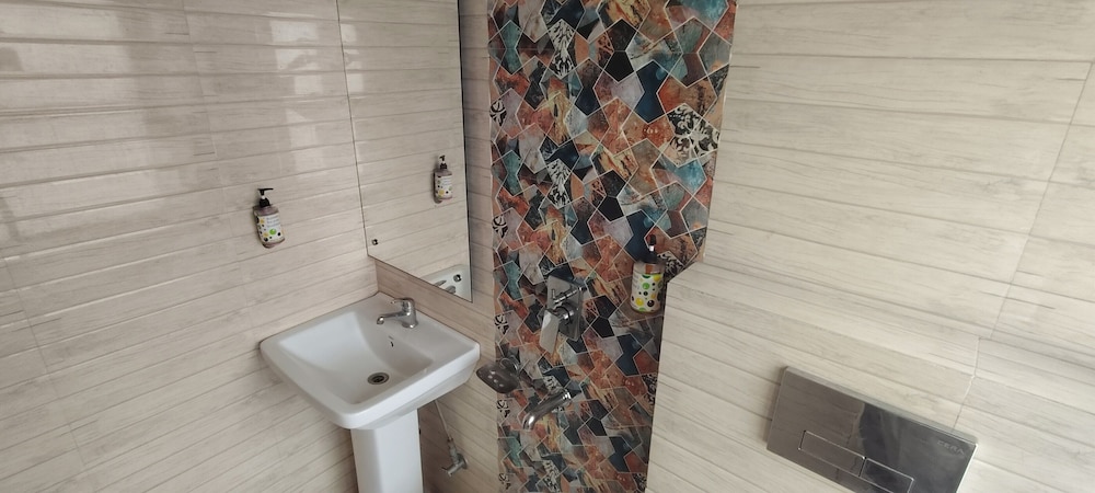 hotel gloab residency near delhi airport
