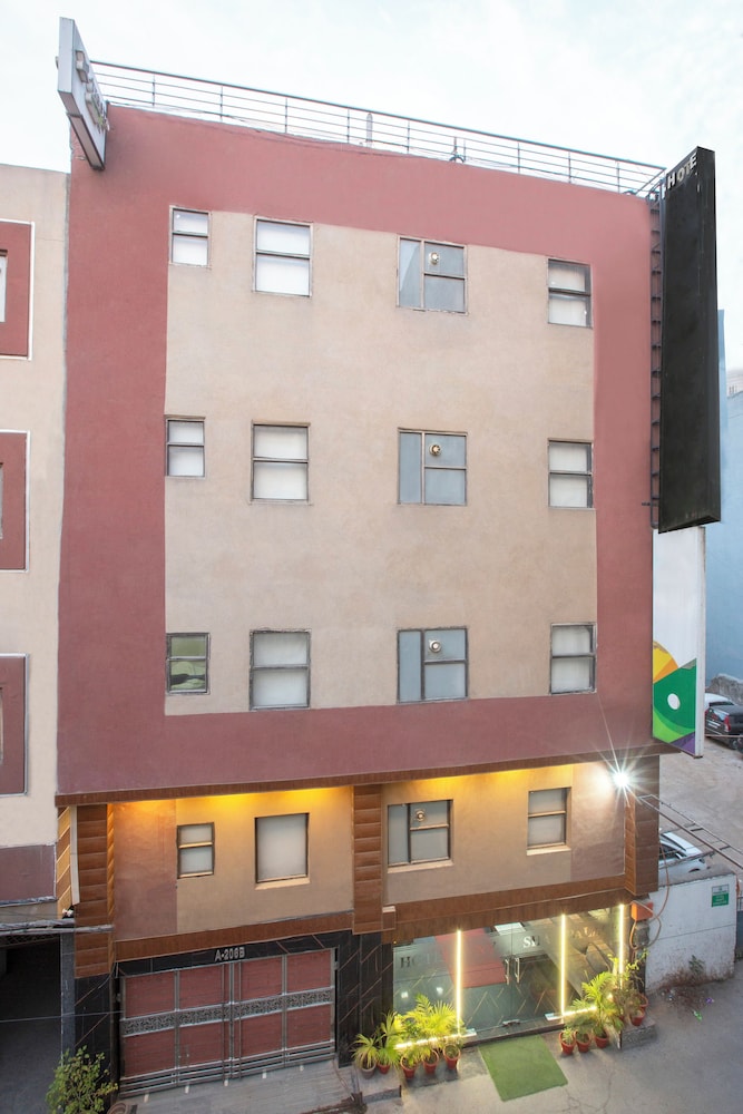 hotel gloab residency near delhi airport