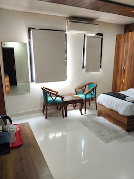 hotel gloab residency near delhi airport