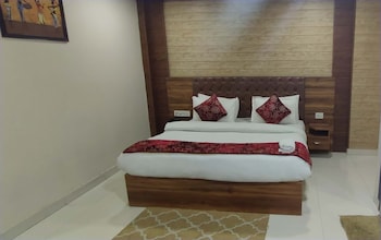 hotel gloab residency near delhi airport