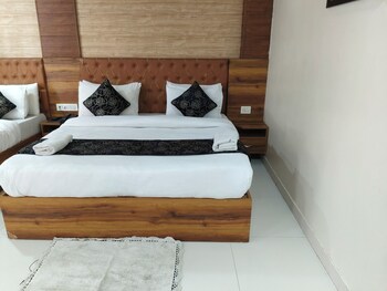 hotel gloab residency near delhi airport