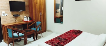 hotel gloab residency near delhi airport