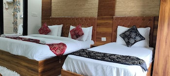 hotel gloab residency near delhi airport