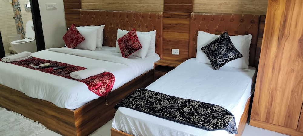 hotel gloab residency near delhi airport