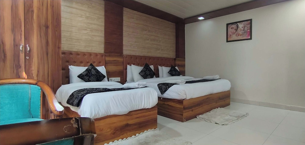 hotel gloab residency near delhi airport
