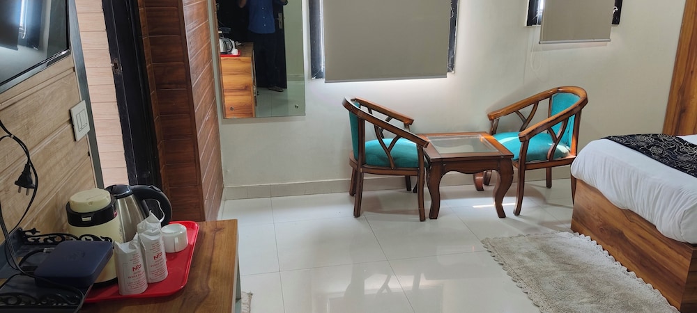 hotel gloab residency near delhi airport